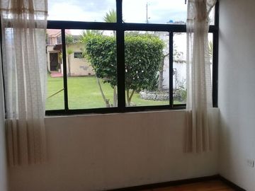 SE VENDE AMPLIA PROPIEDAD CON 2 FRENTES Y TERRENO SECTOR SANGOLQUI - VALLE DE LOS CHILLOS