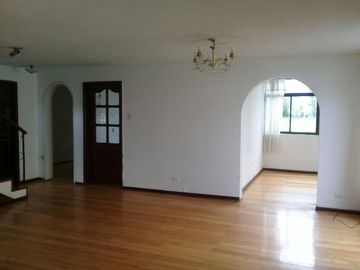 SE VENDE AMPLIA PROPIEDAD CON 2 FRENTES Y TERRENO SECTOR SANGOLQUI - VALLE DE LOS CHILLOS