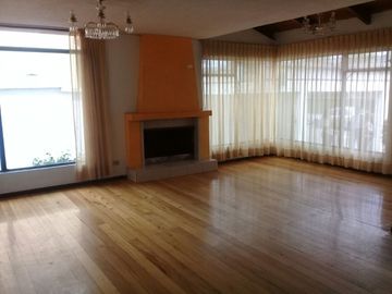 SE VENDE AMPLIA PROPIEDAD CON 2 FRENTES Y TERRENO SECTOR SANGOLQUI - VALLE DE LOS CHILLOS