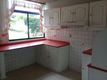 SE VENDE AMPLIA PROPIEDAD CON 2 FRENTES Y TERRENO SECTOR SANGOLQUI - VALLE DE LOS CHILLOS