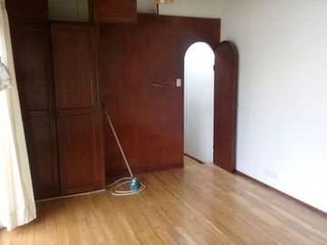 SE VENDE AMPLIA PROPIEDAD CON 2 FRENTES Y TERRENO SECTOR SANGOLQUI - VALLE DE LOS CHILLOS