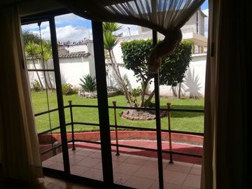 SE VENDE AMPLIA PROPIEDAD CON 2 FRENTES Y TERRENO SECTOR SANGOLQUI - VALLE DE LOS CHILLOS