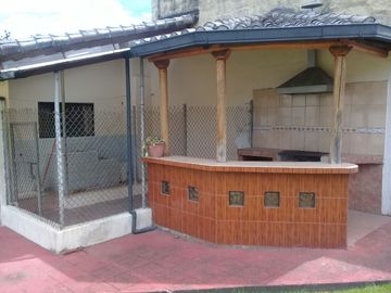 SE VENDE AMPLIA PROPIEDAD CON 2 FRENTES Y TERRENO SECTOR SANGOLQUI - VALLE DE LOS CHILLOS