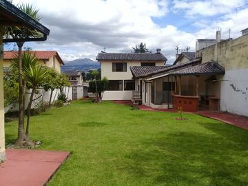 SE VENDE AMPLIA PROPIEDAD CON 2 FRENTES Y TERRENO SECTOR SANGOLQUI - VALLE DE LOS CHILLOS