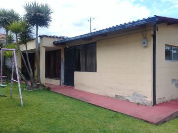 SE VENDE AMPLIA PROPIEDAD CON 2 FRENTES Y TERRENO SECTOR SANGOLQUI - VALLE DE LOS CHILLOS