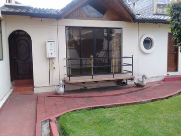 SE VENDE AMPLIA PROPIEDAD CON 2 FRENTES Y TERRENO SECTOR SANGOLQUI - VALLE DE LOS CHILLOS