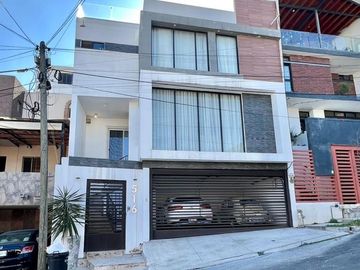 Venta:  *Casa en San Jeronimo,  con desnivel Ascendente. ROOF GARDEN