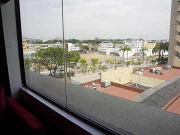 Venta Dpto. 130 m2 Edif. Torre Colon, a lado Hotel Hilton -Urbanización Kennedy-Norte (totalmente remodelado, decorado y amoblado, con parqueo)