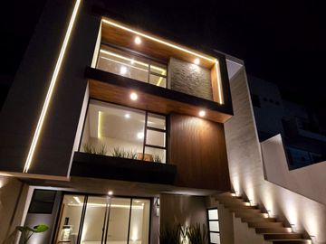 NUEVA! Hermosa casa de tres niveles en Bosque Esmeralda.