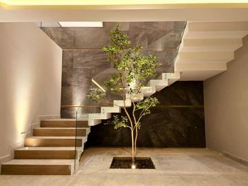 NUEVA! Hermosa casa de tres niveles en Bosque Esmeralda.