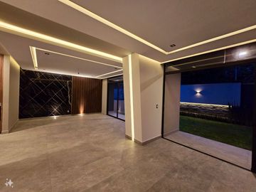 NUEVA! Hermosa casa de tres niveles en Bosque Esmeralda.