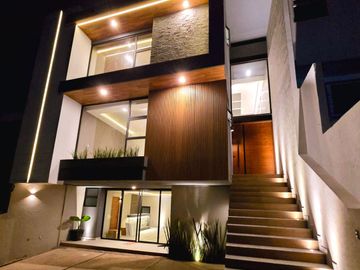NUEVA! Hermosa casa de tres niveles en Bosque Esmeralda.