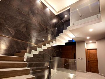 NUEVA! Hermosa casa de tres niveles en Bosque Esmeralda.