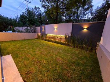 NUEVA! Hermosa casa de tres niveles en Bosque Esmeralda.