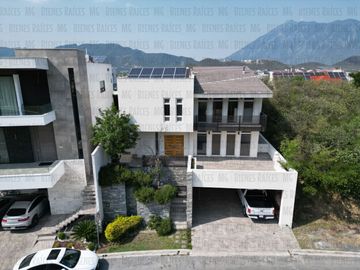 Casa en Venta en Sierra Alta con Recámara en PLANTA BAJA con baño completo, ALBERCA y terraza con increíbles vistas!