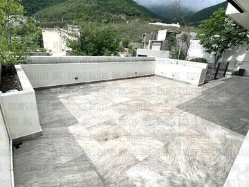 Casa en Venta en Sierra Alta con Recámara en PLANTA BAJA con baño completo, ALBERCA y terraza con increíbles vistas!