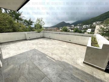 Casa en Venta en Sierra Alta con Recámara en PLANTA BAJA con baño completo, ALBERCA y terraza con increíbles vistas!