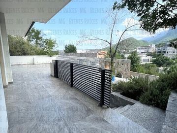 Casa en Venta en Sierra Alta con Recámara en PLANTA BAJA con baño completo, ALBERCA y terraza con increíbles vistas!