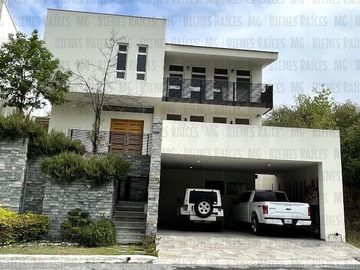 Casa en Venta en Sierra Alta con Recámara en PLANTA BAJA con baño completo, ALBERCA y terraza con increíbles vistas!