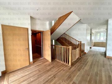 Casa en Venta en Sierra Alta con Recámara en PLANTA BAJA con baño completo, ALBERCA y terraza con increíbles vistas!