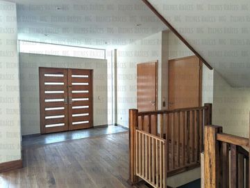 Casa en Venta en Sierra Alta con Recámara en PLANTA BAJA con baño completo, ALBERCA y terraza con increíbles vistas!