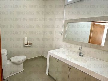 Casa en Venta en Sierra Alta con Recámara en PLANTA BAJA con baño completo, ALBERCA y terraza con increíbles vistas!