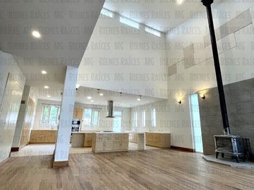 Casa en Venta en Sierra Alta con Recámara en PLANTA BAJA con baño completo, ALBERCA y terraza con increíbles vistas!