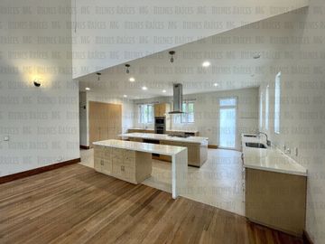 Casa en Venta en Sierra Alta con Recámara en PLANTA BAJA con baño completo, ALBERCA y terraza con increíbles vistas!
