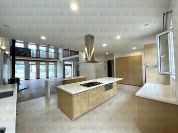 Casa en Venta en Sierra Alta con Recámara en PLANTA BAJA con baño completo, ALBERCA y terraza con increíbles vistas!