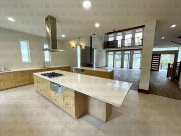 Casa en Venta en Sierra Alta con Recámara en PLANTA BAJA con baño completo, ALBERCA y terraza con increíbles vistas!