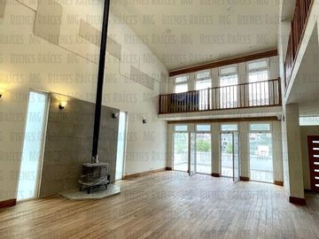 Casa en Venta en Sierra Alta con Recámara en PLANTA BAJA con baño completo, ALBERCA y terraza con increíbles vistas!