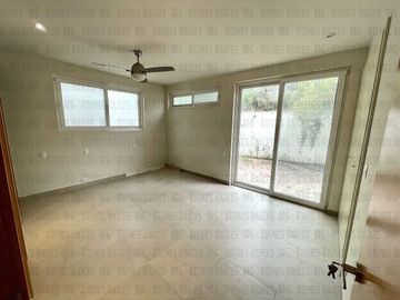 Casa en Venta en Sierra Alta con Recámara en PLANTA BAJA con baño completo, ALBERCA y terraza con increíbles vistas!