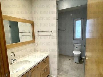 Casa en Venta en Sierra Alta con Recámara en PLANTA BAJA con baño completo, ALBERCA y terraza con increíbles vistas!