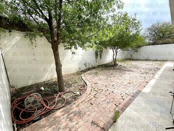 Casa en Venta en Sierra Alta con Recámara en PLANTA BAJA con baño completo, ALBERCA y terraza con increíbles vistas!