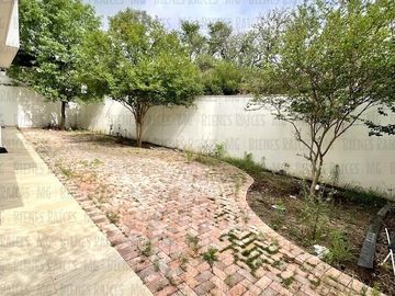 Casa en Venta en Sierra Alta con Recámara en PLANTA BAJA con baño completo, ALBERCA y terraza con increíbles vistas!