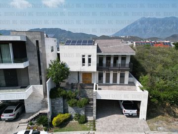 Casa en Venta en Sierra Alta con Recámara en PLANTA BAJA con baño completo, ALBERCA y terraza con increíbles vistas!