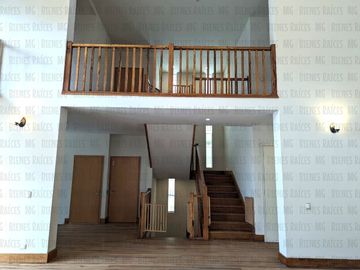 Casa en Venta en Sierra Alta con Recámara en PLANTA BAJA con baño completo, ALBERCA y terraza con increíbles vistas!