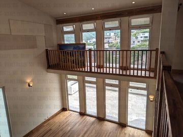 Casa en Venta en Sierra Alta con Recámara en PLANTA BAJA con baño completo, ALBERCA y terraza con increíbles vistas!