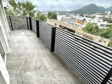 Casa en Venta en Sierra Alta con Recámara en PLANTA BAJA con baño completo, ALBERCA y terraza con increíbles vistas!