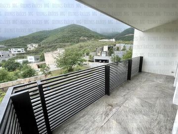 Casa en Venta en Sierra Alta con Recámara en PLANTA BAJA con baño completo, ALBERCA y terraza con increíbles vistas!