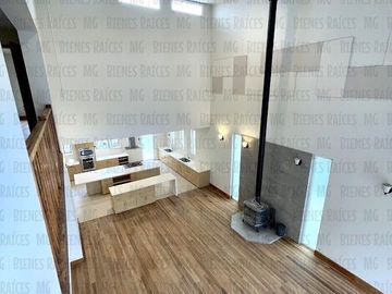Casa en Venta en Sierra Alta con Recámara en PLANTA BAJA con baño completo, ALBERCA y terraza con increíbles vistas!