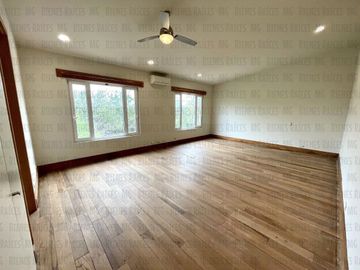Casa en Venta en Sierra Alta con Recámara en PLANTA BAJA con baño completo, ALBERCA y terraza con increíbles vistas!