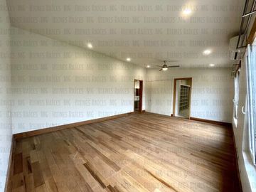 Casa en Venta en Sierra Alta con Recámara en PLANTA BAJA con baño completo, ALBERCA y terraza con increíbles vistas!