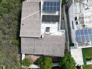 Casa en Venta en Sierra Alta con Recámara en PLANTA BAJA con baño completo, ALBERCA y terraza con increíbles vistas!