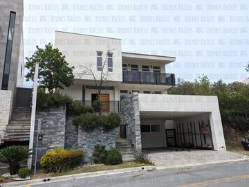 Casa en Venta en Sierra Alta con Recámara en PLANTA BAJA con baño completo, ALBERCA y terraza con increíbles vistas!