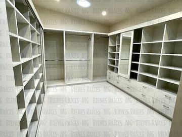 Casa en Venta en Sierra Alta con Recámara en PLANTA BAJA con baño completo, ALBERCA y terraza con increíbles vistas!