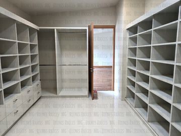 Casa en Venta en Sierra Alta con Recámara en PLANTA BAJA con baño completo, ALBERCA y terraza con increíbles vistas!