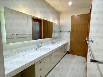 Casa en Venta en Sierra Alta con Recámara en PLANTA BAJA con baño completo, ALBERCA y terraza con increíbles vistas!