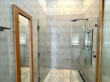 Casa en Venta en Sierra Alta con Recámara en PLANTA BAJA con baño completo, ALBERCA y terraza con increíbles vistas!