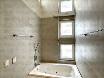 Casa en Venta en Sierra Alta con Recámara en PLANTA BAJA con baño completo, ALBERCA y terraza con increíbles vistas!